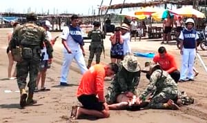 ¡RESCATAN A DOS BAÑISTAS EN PLAYAS DE CHACHALACAS!