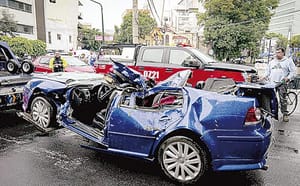 ¡ÁRBOL APLASTA UN AUTOMÓVIL CON UNA FAMILIA DENTRO EN LA NÁPOLES; LA MADRE MURIÓ!