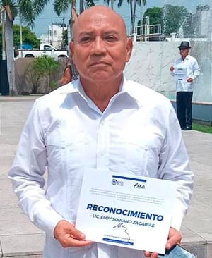 EL LIC. ELOY SORIANO ZACARÍAS RECIBIÓ RECONOCIMIENTO...