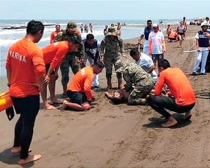 ¡RESCATAN A MARINO MILITAR A PUNTO DE MORIR AHOGADO EN CHACHALACAS!