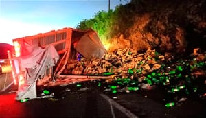 ¡RAPIÑA MIENTRAS EL CHOFER ESTABA PRENSADO EN LA CABINA! - VOLCÓ EN SU CAMIÓN TORTON EN LAS CUMBRES DE MALTRATA!