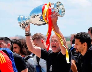 ¡ESPAÑA LLEGA A MADRID PARA FESTEJOS POR TÍTULO DE EURO!