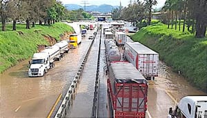 ¡HASTA 6 KILÓMETROS LAS COLAS EN LA AUTOPISTA!