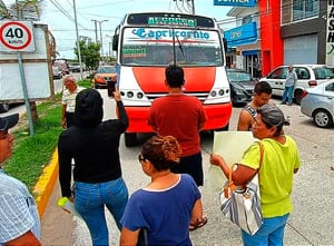 ¡CIERRAN J.B. LOBOS! - *Les incumplió la constructora la reparación de la barda