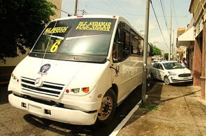 ¡CHOCA CONTRA VEHÍCULO ESTACIONADO! - ESQUIVÓ A UN PEATÓN DICE