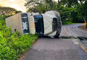 ¡SE VOLTEÓ EL CAMIÓN DE LAS CHEVES! - *CURVA DE LA LOCALIDAD DE SAN ANTONIO, MUNICIPIO DE TLALIXCOYAN