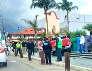 ¡SE COME LA COMA! - CAMIONETÓN SE ESTRELLA CONTRA LAS LETRAS TURÍSTICAS DE COSCOMATEPEC!