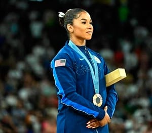 ¡RETIRA TAS MEDALLA DE BRONCE A LA GIMNASTA JORDAN CHILES!