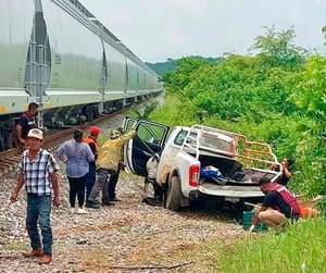 ¡FERROCARRIL ARRASTRA Y DESTROZA LA CAMIONETA! - SAYULA DE ALEMÁN