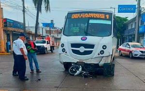 ¡SE PASA EL ROJO Y SE 'LLEVA DE CORBATA' AL MOTOCICLISTA! - CORTÉS Y VICTORIA