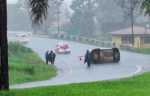 ¡VUELCA VEHÍCULO POR LA LLUVIA Y EXCESO DE VELOCIDAD EN ORIZABA!