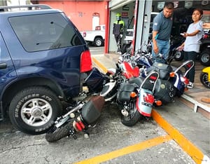 ¡CHUZA! - INTENTABA ESTACIONARSE *PURAS MOTOCICLETAS NUEVAS!