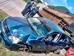 ¡EL TREN SE LO LLEVÓ DE CORBATA! - TRATÓ DE GANAR EL PASO Y TERMINA LESIONADO