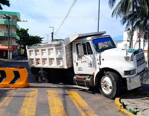 ¡ATRAPADO EN EL SOCAVÓN! - AVENIDA CRISTÓBAL COLÓN Y  FERNANDO SILICEO