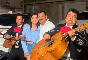 ¡SE LE APARECEN LOS MARIACHIS! - Ya casi de los 65 y más