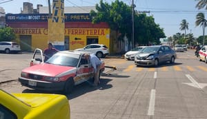 ¡TAXISTA PRENSADO EN ENCONTRONAZO! - AVENIDA ALLENDE Y AQUILES SERDÁN