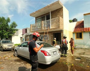 ¡RESCATAN CON VIDA A JOVEN DISCAPACITADO DE CASA EN LLAMAS! - INCENDIO EN CHIVERÍA