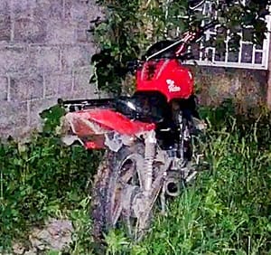 ¡ABANDONAN MOTO SIN PLACAS EN CASA DESHABITADA! - BOSQUES DE RÍO MEDIO