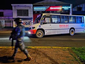 ¡LE DISPARARON EN CINCO OCASIONES DESDE UN AUTOMÓVIL QUE SE LE EMPAREJÓ! - AVENIDA MIGUEL ALEMÁN