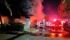 ¡FAMILIA PIERDE LA CASA Y SU AUTO EN INCENDIO EN EL COYOL!