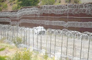 ¡ARRESTOS EN LA FRONTERA SUR DE EU CAEN 33% EN JULIO!