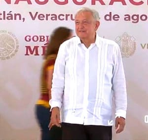 ¡POR LA ESPALDA! - *Antes de los apapachos Nahle pasó por detrás de Claudia y AMLO