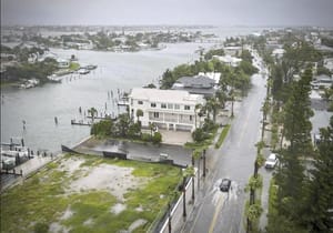 ¡HURACÁN DEBBY TOCA TIERRA EN FLORIDA Y AMENAZA CON INUNDACIONES CATASTRÓFICAS!