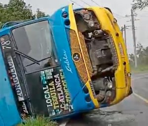 ¡10 HERIDOS EN ‘CAMIONAZO’! - CARRETERA ORIZABA-ZONGOLICA