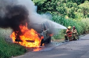 ¡CAMIONETA ES CONSUMIDA POR EL FUEGO EN LA CARRETERA! - Martínez de la Torre-Cañadas