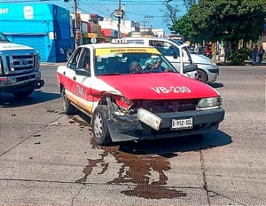 ¡“TORTAZO” EN ALLENDE Y CORTÉS! - AMBULANCIA VS TAXI!