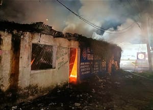 ¡BORRACHINES INCENDIAN CASA ABANDONADA! - AVENIDA CUAUHTÉMOC Y ECHEVEN