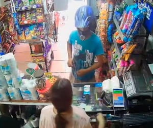 ¡TRAS EL CASCO! - “RATOTA” CON PISTOLÓN ASALTA UNA TIENDA *DE PILÓN SE ROBÓ UN IPHONE!