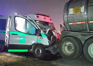 ¡AMBULANCIA DEL IMSS CHOCA CONTRA PIPA ESTACIONADA EN LA CARRETERA! - MÉXICO-TUXPAN