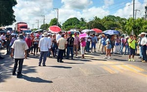 ¡BLOQUEAN LA CARRETERA 180! - *Habitantes de la colonia Herón Proal piden pavimentaciones, escuelas y que les reconozcan como medellinenses, no como alvaradeños