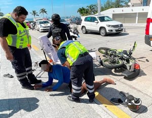 ¡JOVENES SE IMPACTAN CONTRA CAMIONETÓN! - Boulevard Ávila Camacho