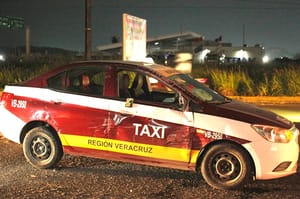 ¡SE VOLTEA TAXI POR VOLANTAZO! - CERCA DEL PUENTE DE RÍO MEDIO