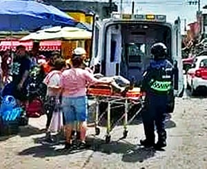 ¡AMA DE CASA SE CONVULSIONA EN EL MERCADO! - TIERRA BLANCA