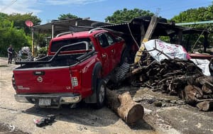 ¡CARAMBOLAZO EN PASO DEL TORO! - *Uno de los vehículos impactó y destrozó el puesto de tamales “Doña Julia”