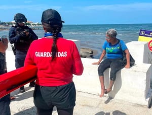 ¡CASI SE AHOGA ARRASTRADA POR EL MAR! - EJERCICIOS DE TERAPIA EN PLAYÓN DE HORNOS