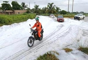 ¡EXTRAÑA ESPUMA EN CARRETERA! - *INVADIÓ VIALIDADES DE VILLA ALLENDE