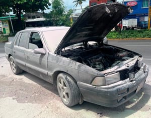 ¡SE INCENDIA AUTO EN LA GASOLINERA! - AVENIDA CUAUHTÉMOC