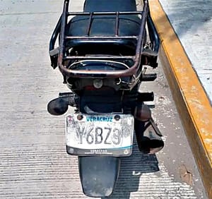 ¡ENCUENTRAN MOTO ABANDONADA EN DOS CAMINOS!