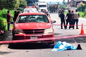 ¡MOTOCICLISTA PIEDE LA VIDA EN LA CURVA! - *Carretera Federal Xalapa-Perote