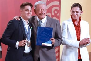 ¡ENTREGA AMLO Y ANA GABRIELA PREMIOS A MEDALLISTAS OLÍMPICOS Y PARALÍMPICOS!