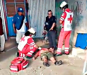 ¡BICHO PONZOÑOSO PICA A TRABAJADOR DEL MERCADO!