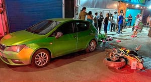 ¡ESQUIVA A PEPENADOR Y CHOCA CON AUTOMÓVIL ESTACIONADO!