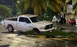 ¡CAMIONETÓN ATRAPADO EN SOCAVÓN! - FRACCIONAMIENTO REFORMA