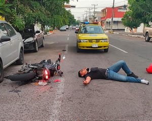 ¡TERMINA LA FIESTA EN EL HOSPITAL! - MOTOCICLISTA CONTRA TAXI