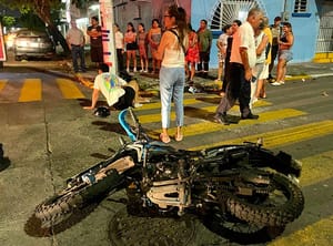 ¡TURISTAS DE MICHOACÁN ARROLLAN A PAREJA DE MOTOCICLISTAS! - *Flores Magón