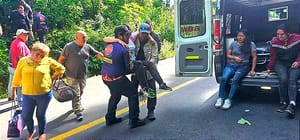 ¡CARRETERAZO: 3 MUERTOS! - CHOCA CON CAMIONETA Y AUTOBÚS CAYÓ AL FONDO DE UN BARRANCO